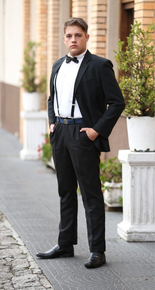 Formando com traje social preto