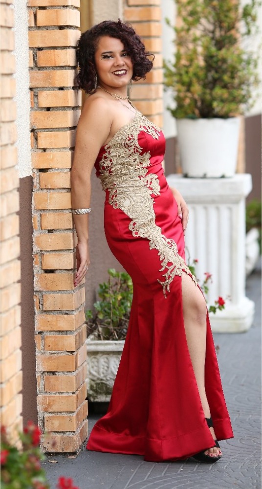 Formanda com vestido vermelho longo