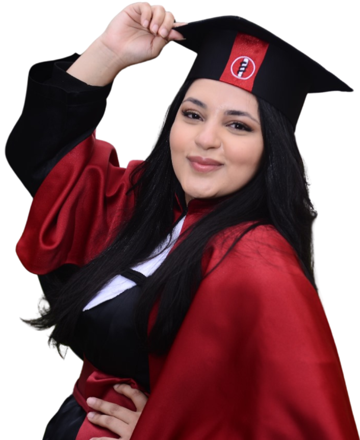 Formanda com beca vermelha segurando o capelo