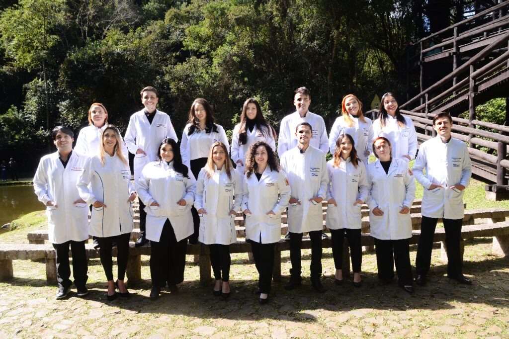 Turma em jalecos reunida para fotografia