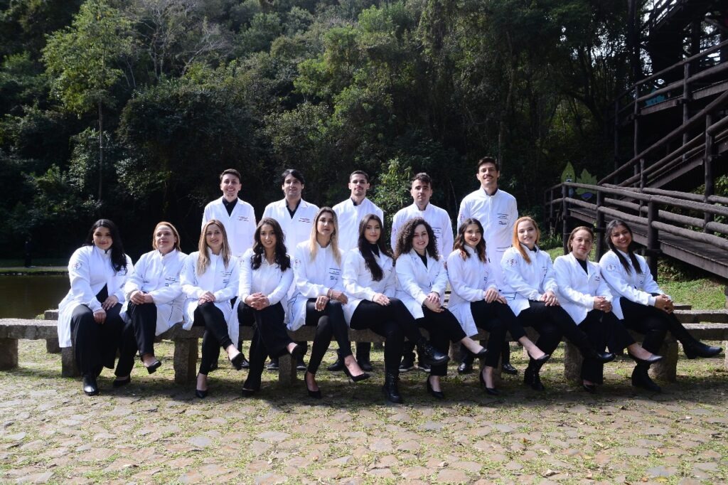 Turma reunida em jardim para fotografia